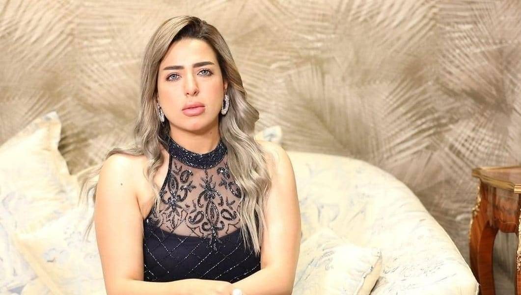 التعليق الأول للمذيعة منى العمدة بعد إيقافها وحقيقة تعمدها الإثارة في ملابسها وكلامها
