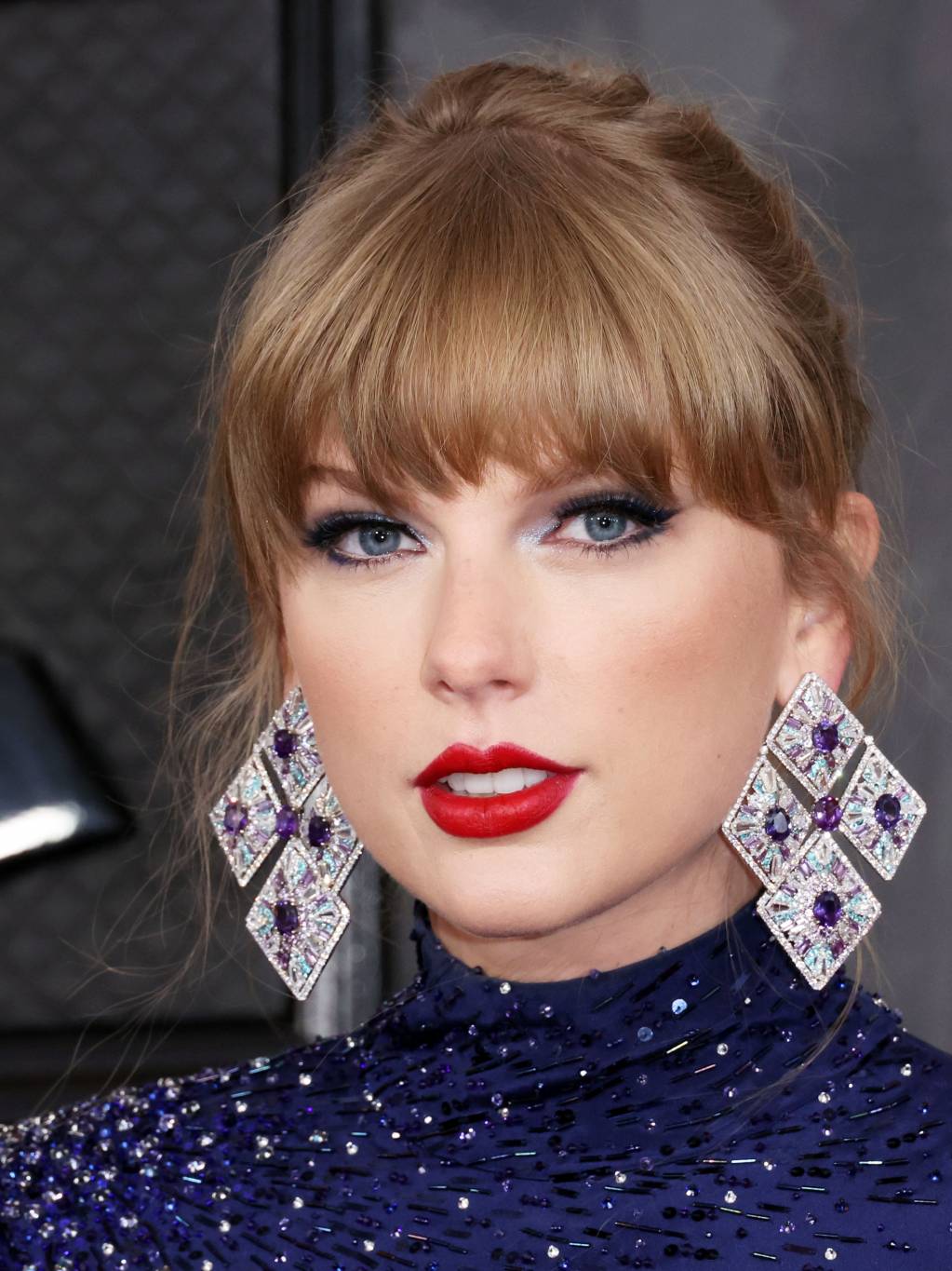 تايلور سويفت تُحدث ضجة بسعر حلقها الخيالي... ملايين الدولارات!