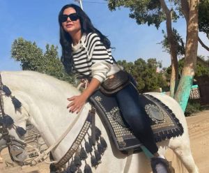 رانيا يوسف تستعرض مهارتها في ركوب الخيل والجمهور ينتقدها لهذا السبب