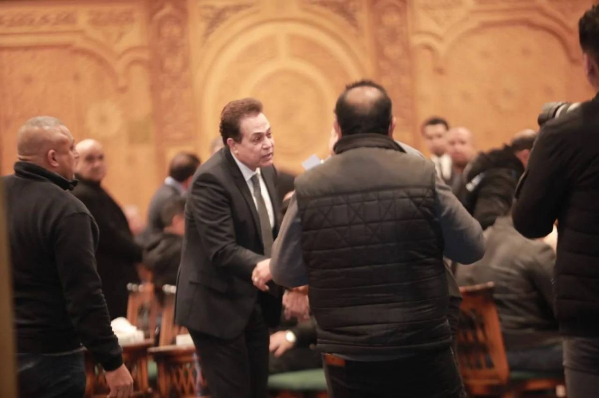 نجوم الغناء يواسون حكيم في عزاء شقيقه