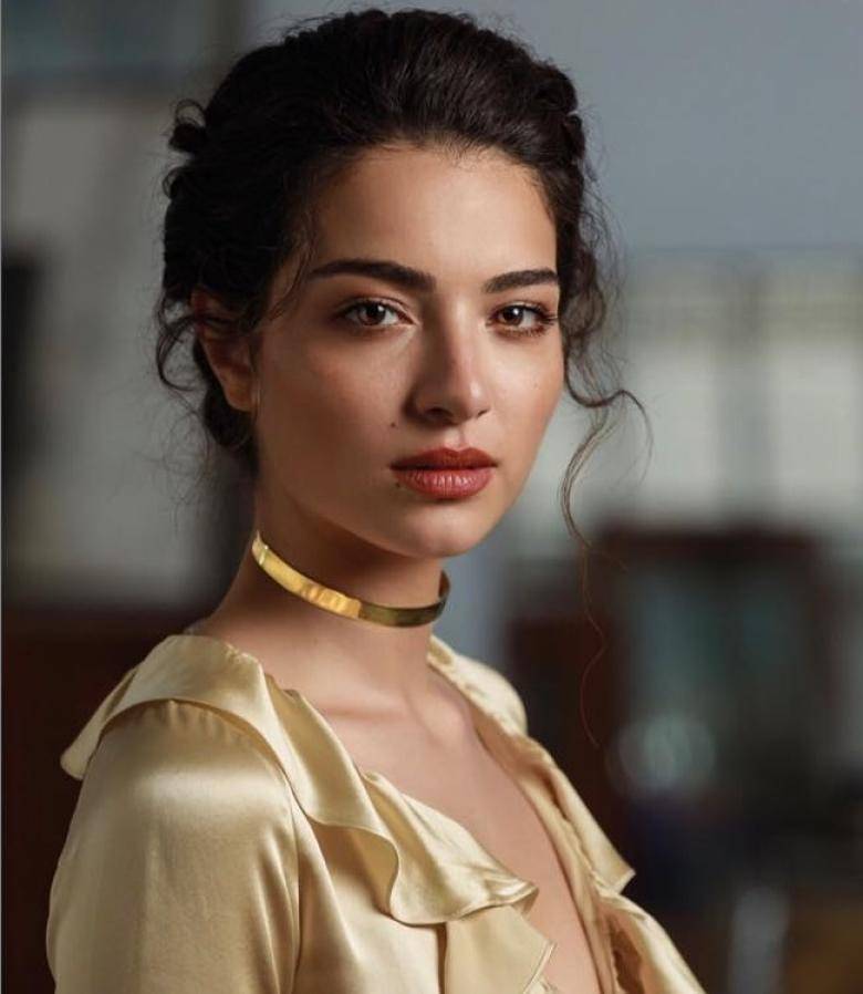 نجوم تركيا يستغيثون لإنقاذ عائلاتهم من تحت الركام