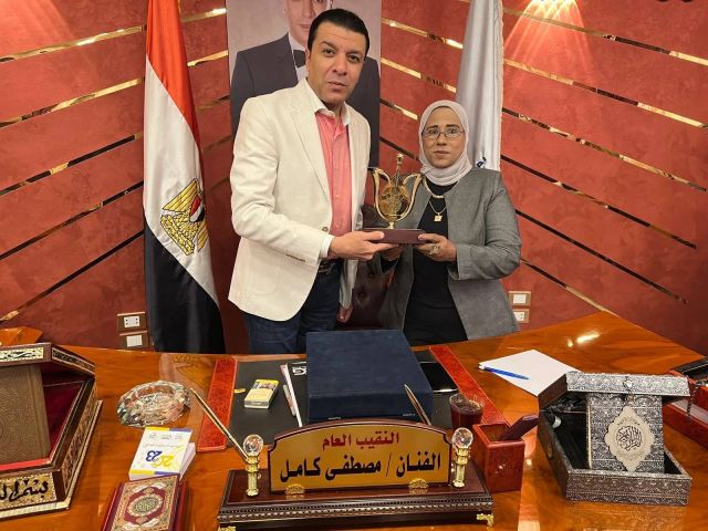 بالصور - مصطفى كامل يكرّم أول سيدة تقود أوركسترا في مصر
