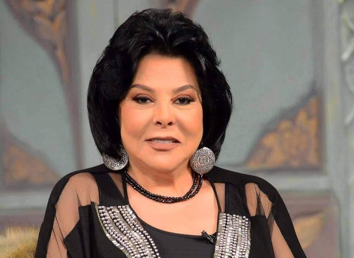 بالفيديو - الظهور الأول لإسعاد يونس بعد جراحة تغيير مفصل الحوض