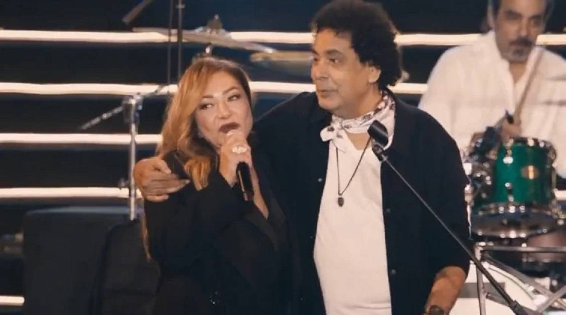 بالصور - ليلى علوي ترقص مع محمد منير على المسرح