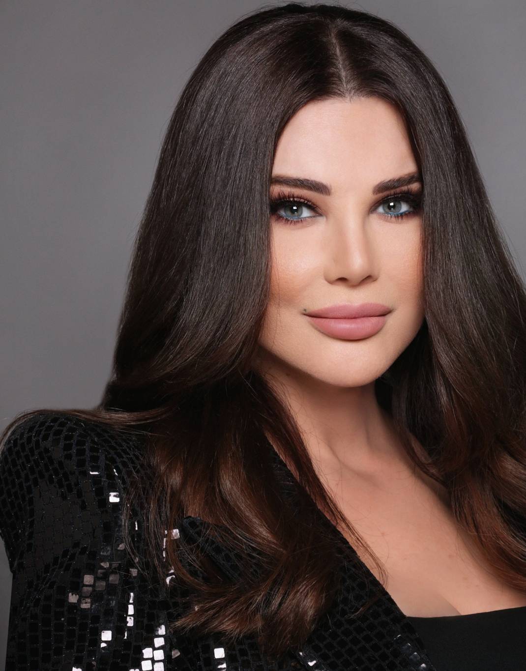 منى أبو حمزة ورنيم بو خزام: تجمعهما العائلة، فهل يفرّقهما التنافس الإعلامي؟