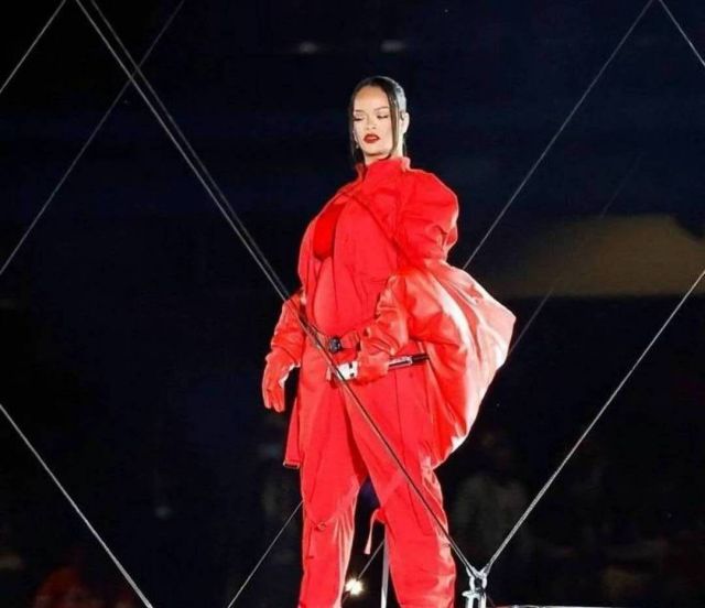 بالصور - ريهانا تكشف عن حملها بطفلها الثاني بطريقة مبهرة