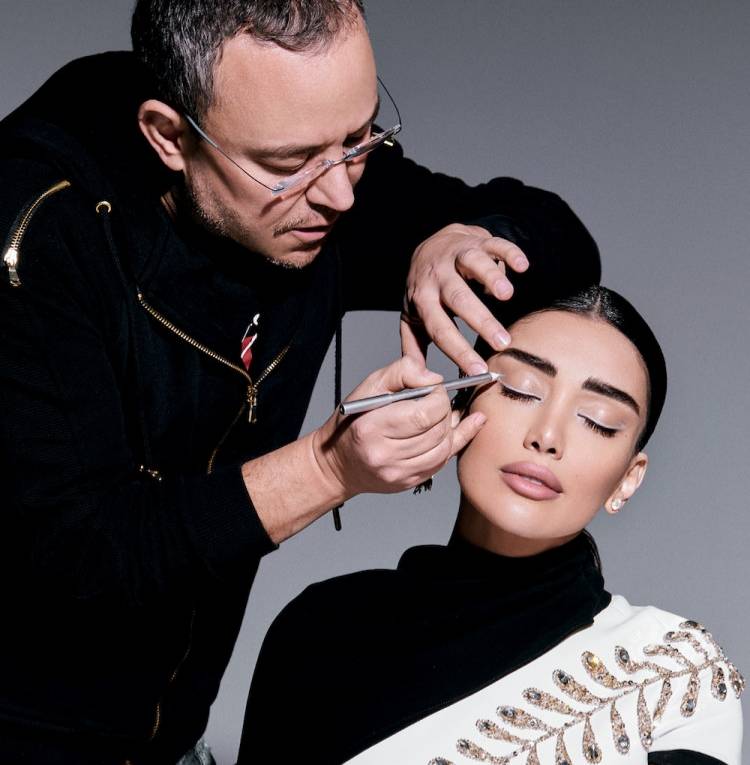 بالفيديو - خبير تجميل ينصح بالاقتداء بهذه الفنانة.. جمالها طبيعي 100%