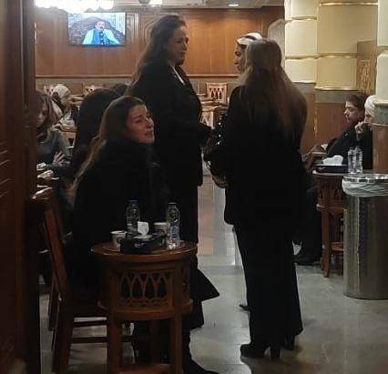 بالصور - بعد انهيارها بالبكاء.. نجوم الفن يواسون إيناس كامل في عزاء والدها