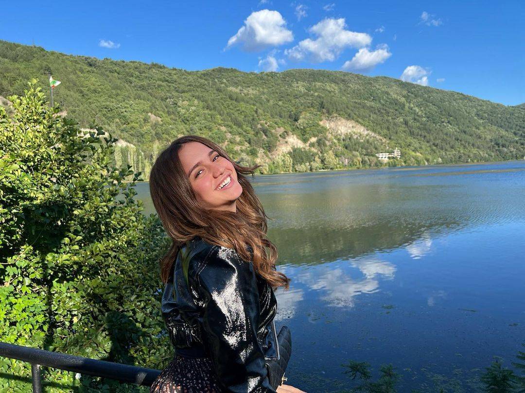 رنا رئيس بالحجاب وتؤدّي مناسك العُمرة