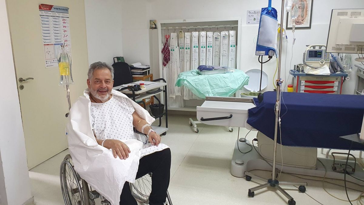 بالصور - أسعد رشدان على سرير المرض... وهذه حالته الصحية الآن