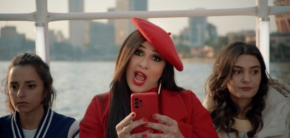 بالفيديو - ياسمين عبد العزيز تنشر كواليس خاصة من إعلانها الجديد