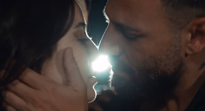 بالفيديو -  نيقولا معوض يردّ على جدل مشهد القُبلة في مسلسل 