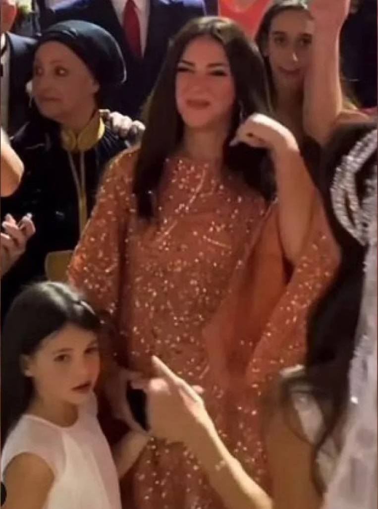دنيا سمير غانم وابنتها في حفل الزفاف