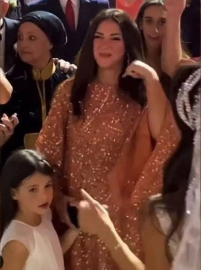 دنيا سمير غانم وابنتها في حفل الزفاف