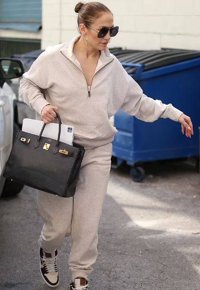 جينيفر لوبيز تُحدث ضجة بسعر حقيبتها الخيالي