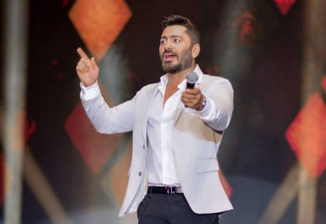 بالفيديو - تامر حسني يواصل دعم المواهب الجديدة.. هذا ما فعله في حفله