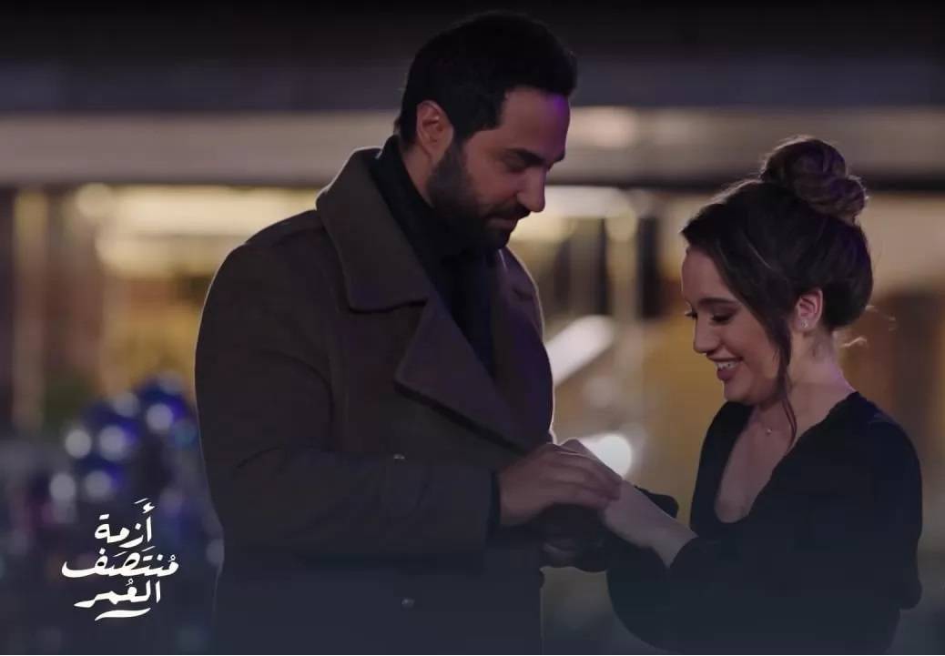 بالفيديو - بعد انتقادات مسلسله... رنا رئيس تمازح كريم فهمي وما علاقة رضوى الشربيني؟