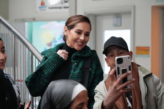 ياسمين رئيس في مستشفى السرطان 