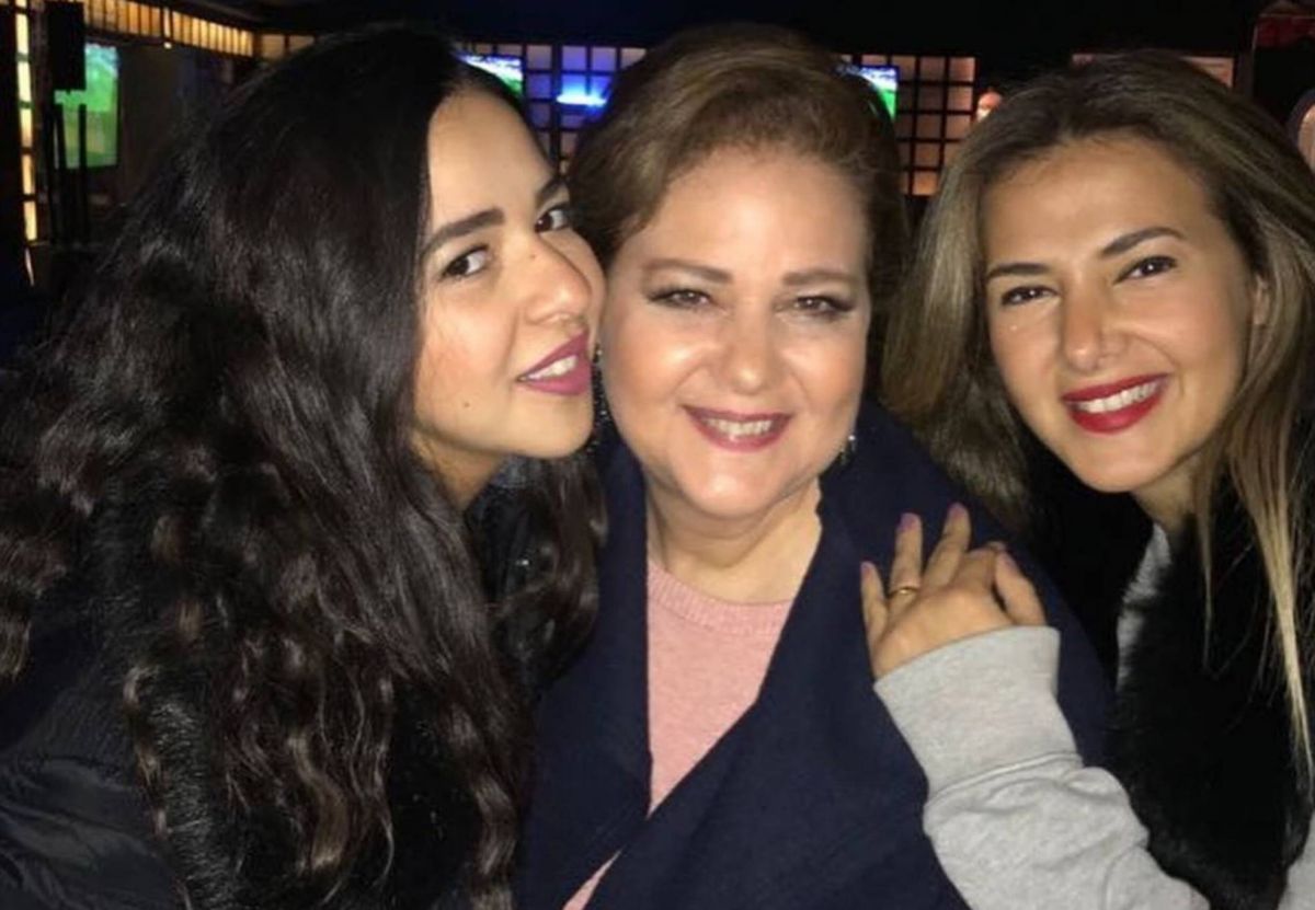 إيمي سمير غانم تعبّر عن فقدانها لدلال عبد العزيز بعد إنجابها