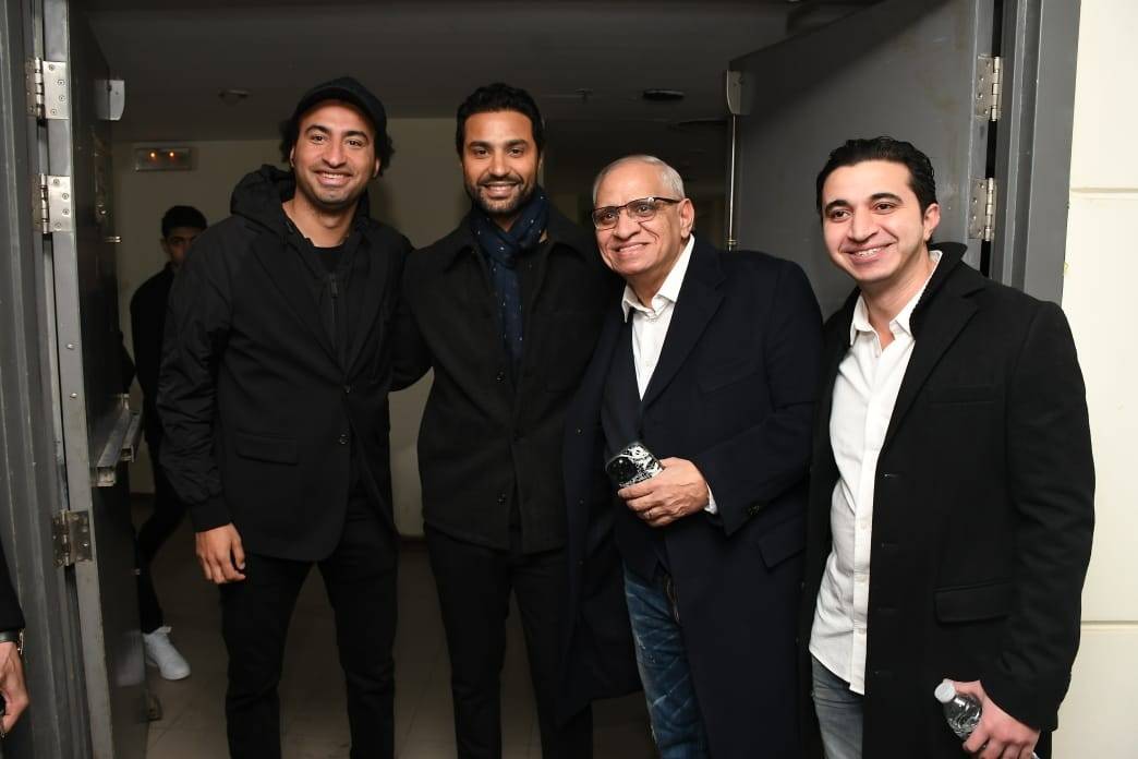 بالفيديو والصور - لفتة إنسانية من كريم فهمي في العرض الخاص لفيلم 