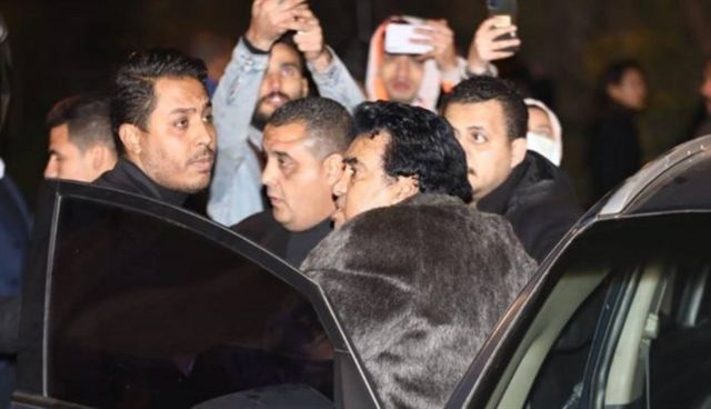 أحمد عدوية لحظة وصوله عزاء شقيق حكيم