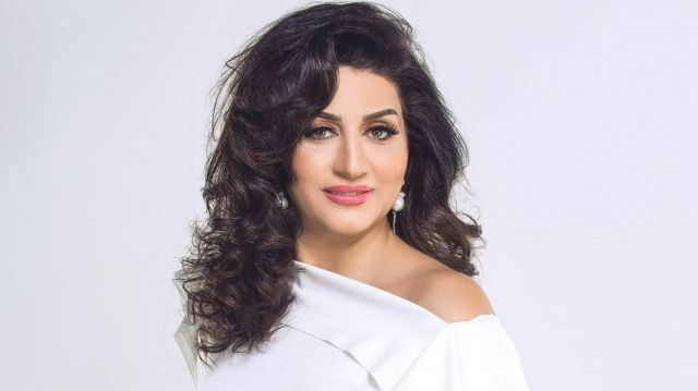 بالفيديو - وفاء عامر نادمة على مساعدة فنانة: 