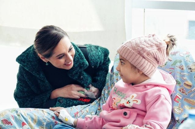 بالصور - ياسمين رئيس تدعم أطفال السرطان في يومهم العالمي