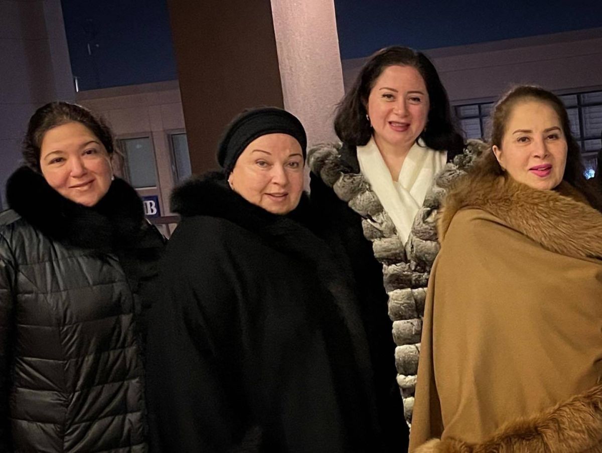 بعد جدل ظهورها بغطاء رأس.. مي نور الشريف في صورة عائلية من دون حجاب