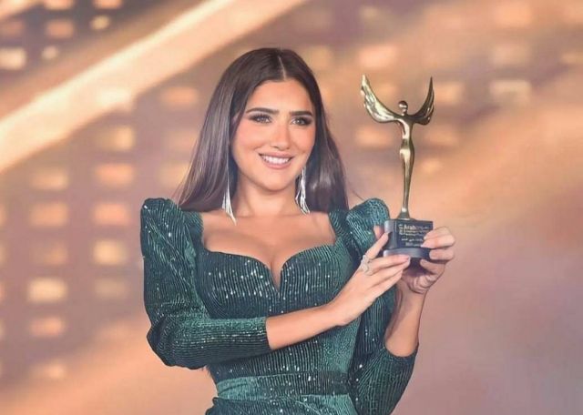 بالفيديو - انتقادات حادة لمي عمر بسبب جرأة إطلالتها