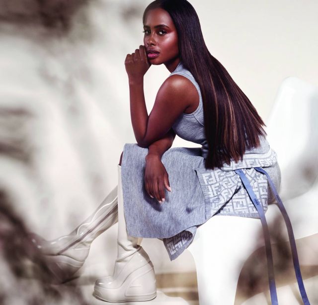 توب وتنورة من الصوف الرمادي من FENDI جزمة جلدية لماعة من FENDI من مجموعة فندي لربيع وصيف  2023 (FENDI RTW SS2023)