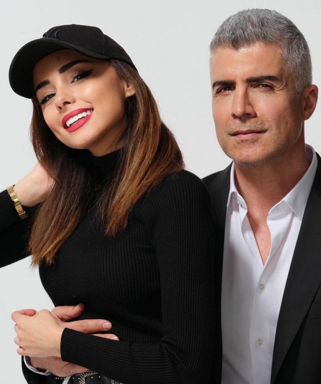 أوزجان دينيز يوثّق حفل زفافه بفيديو مميز ويعلّق على غياب والدته