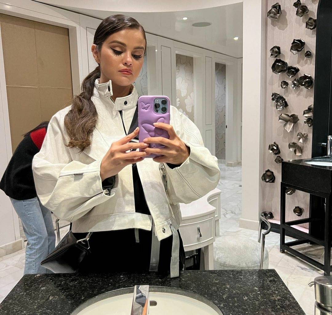 بالصور - سيلينا غوميز تفاجئ الجميع بشكلها من دون مكياج.. هل تختلف؟