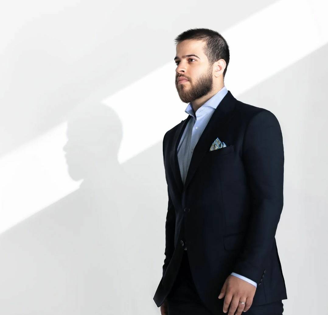 أدهم نابلسي يحتضن طفلته الأولى ويختار لها هذا الاسم