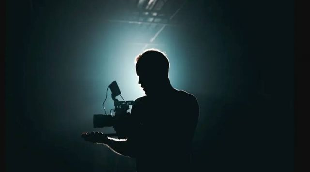 وفاة مخرج مصري في حادث بأميركا ونجمة شهيرة تودعه بكلمات مؤثرة