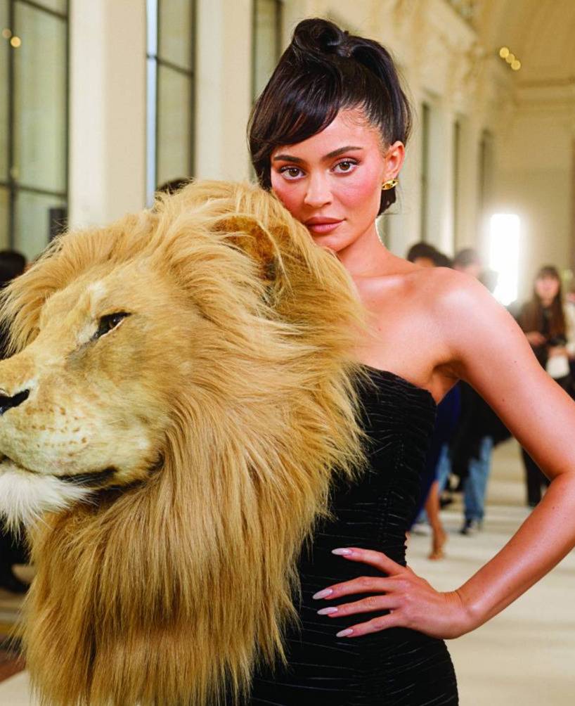 أغرب ما شهده أسبوع الموضة في باريس لربيع وصيف 2023 