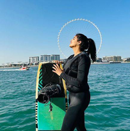 إعلامية شهيرة تعلن استعدادها لتبني الطفلة المولودة حديثاً في زالزال سوريا