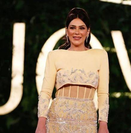 بالفيديو - إنجي المقدّم تردّ على منتقدي بطانة فستانها... وهذا ما قالته عن التجميل