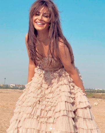 منة فضالي تحير جمهورها بصورتها بفستان زفاف