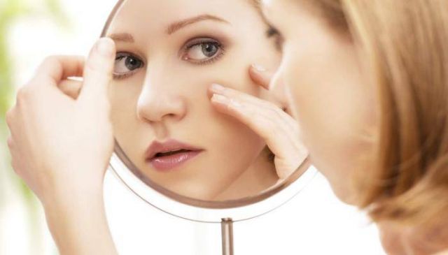 ما هو تريند العناية العكسية.. ما منافعها ومضارها على البشرة؟