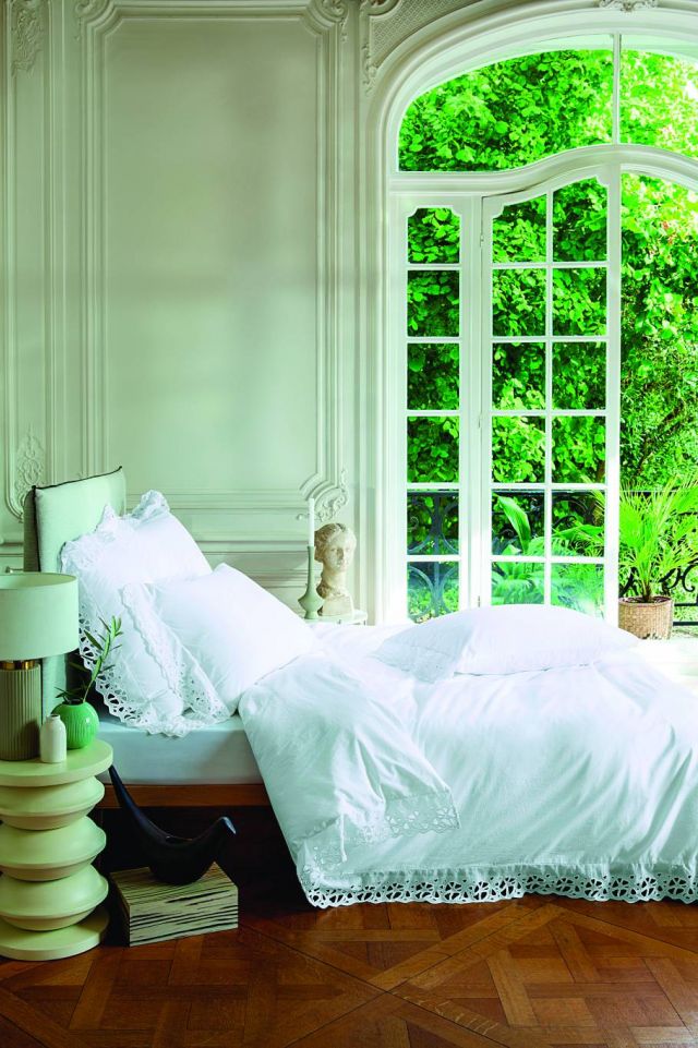 الأبيض يحضر بقوة بين ألوان مفارش السرير بلمسات حريرية ناعمة