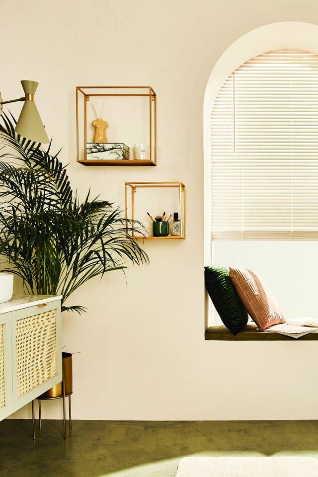 مزاوجة ناعمة بين الخشب والقش والمعدن تدعمها ظلال هادئة