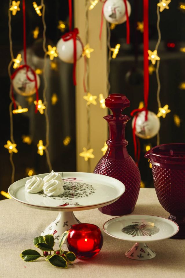 في الخارج نمط جميل من الجلسات تزيّنها مقاعد من الخشب حول طاولات مستديرة بسطح من الرخام