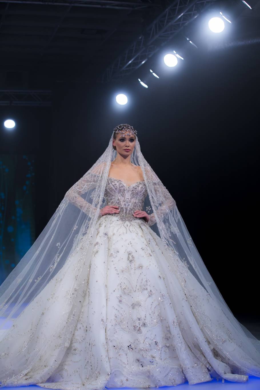 إطلالات متنوعة لربيع وصيف 2023 بتوقيع المصمّم روبير أبي نادر