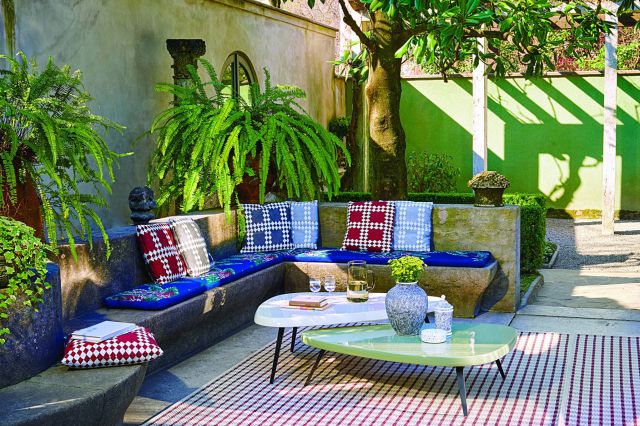 الحجر أصبح أكثر حضوراً في الجلسات الخارجية مع وسائد ومبتكرات تضفي على المشهد جاذبية وخفّة