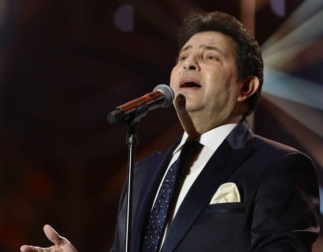 بالفيديو - هاني شاكر يتعرّض لموقف محرج في حفله... وهذا ردّ فعله