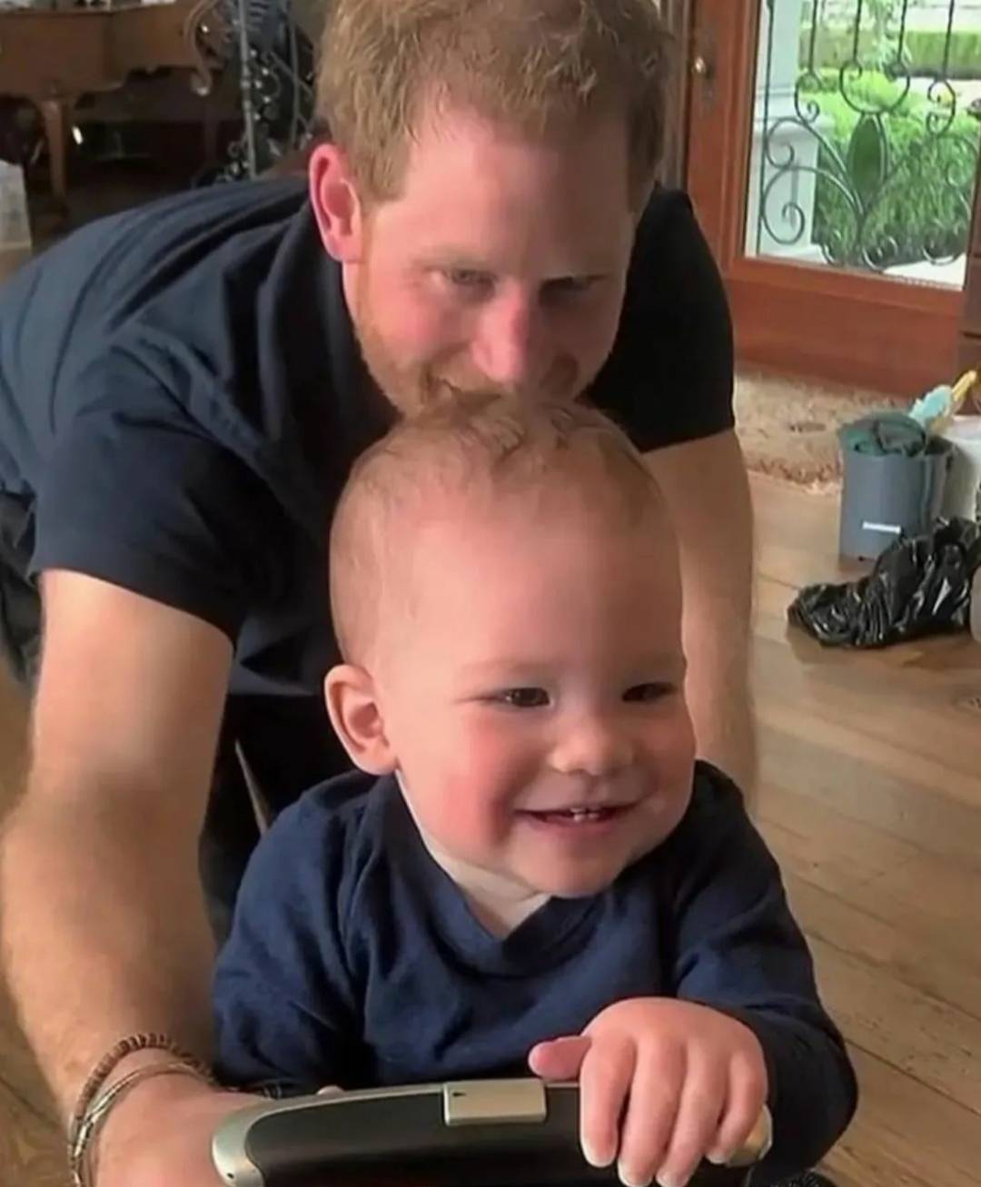 بعد طرده من منزله.. ضربة قاسية بانتظار الأمير هاري وطفليه!