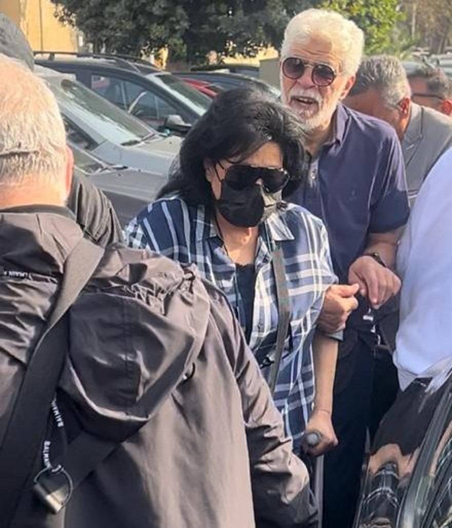 بالفيديو - إسعاد يونس تسير بالعكاز بصعوبة وتقلق الجمهور