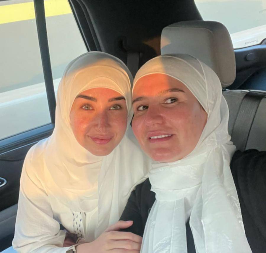 بالصور - هنا الزاهد وهنا شيحة بملابس الإحرام أمام الكعبة