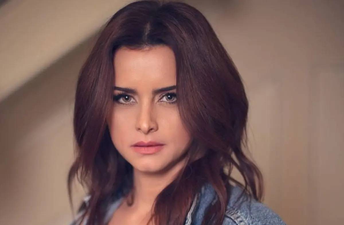 نور اللبنانية مدافعةً عن منى زكي: لماذا الهجوم قبل مشاهدة المسلسل؟