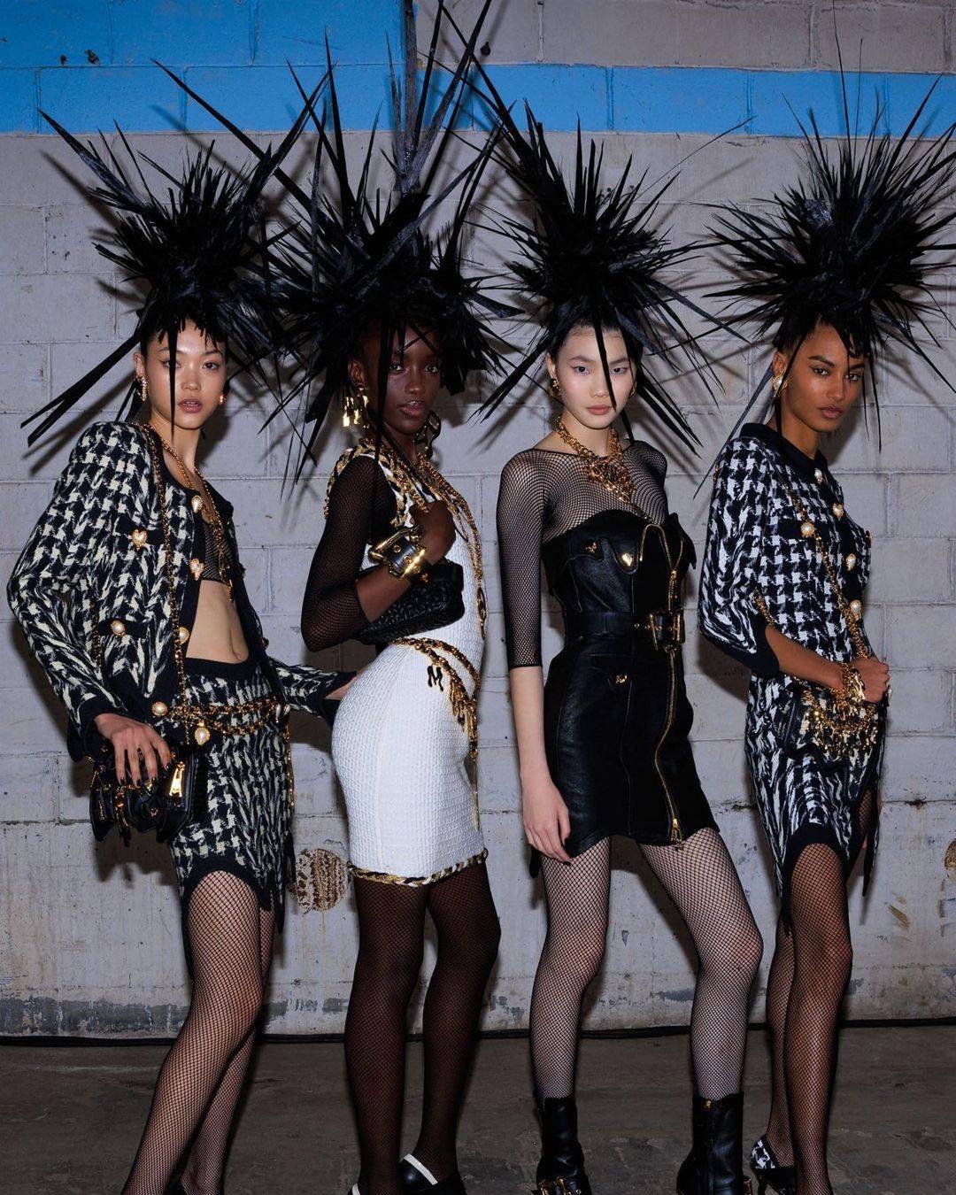 بالصور - دار Moschino تقدّم العرض الأكثر غرابةً في أسبوع ميلانو للموضة